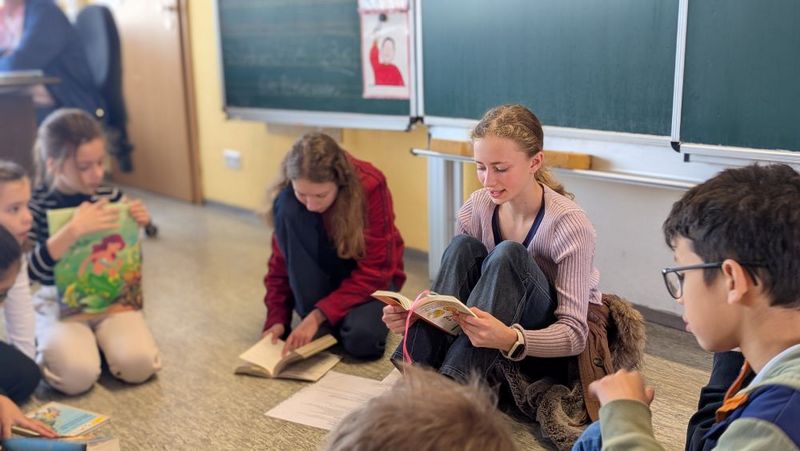2 Lesescouts lesen Grundschülern vor