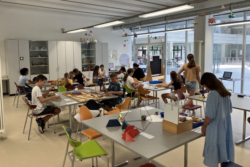 0. Schülerinnen und Schüler der Klasse 7d experimentieren im Mathelabor des KIT.