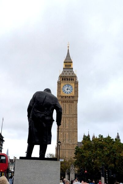 Statue Winston Churchill vor Elisabeth Tower