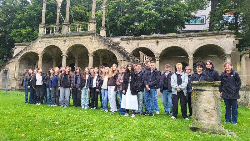 Kursfoto J1 BK: Schülergruppe vor historischem Museumsgebäude
