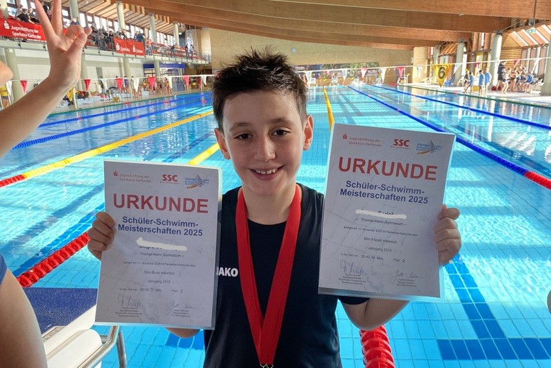 Schüler zeigt seine Siegerurkunden