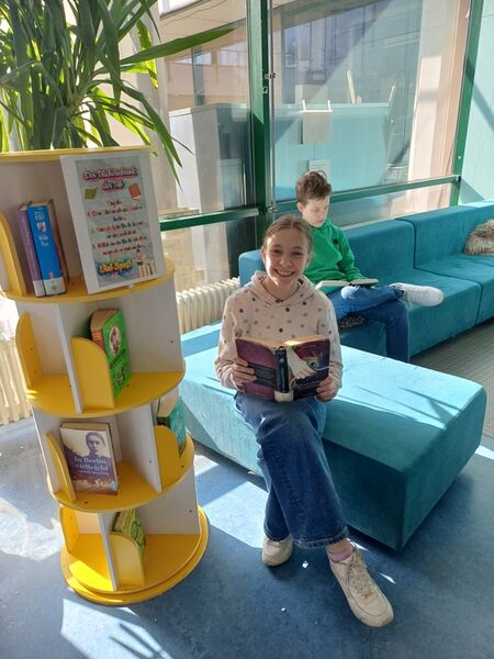 TMG Bücherschrank zwei Lesescouts Lesen macht Spaß