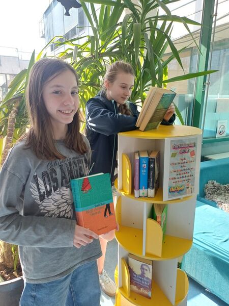 TMG Bücherschrank zwei Lesescouts präsentieren den Bücherschrank