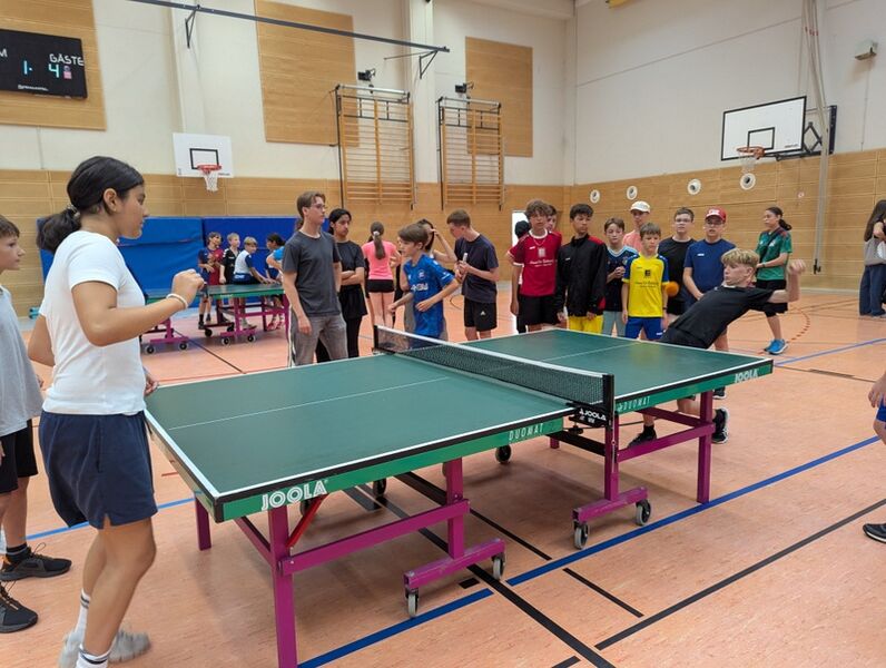 16.Tischtennis Schüler verrenkt sich um schwierigen Ball noch zu erreichen