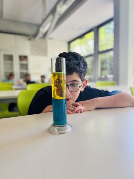 Faszination Blubber Lavalampe: Bewegung und Farbenspiel wird beobachtet.