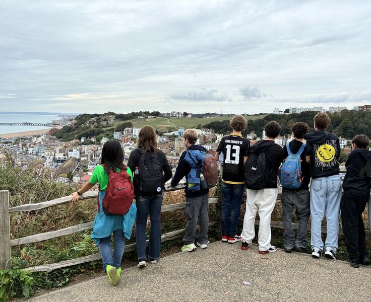 Schüler mit Blick auf Hastings_1